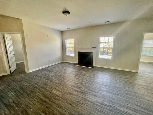 Building Photo - Stunning 5-bedroom, 2.5-bathroom home | Lo...