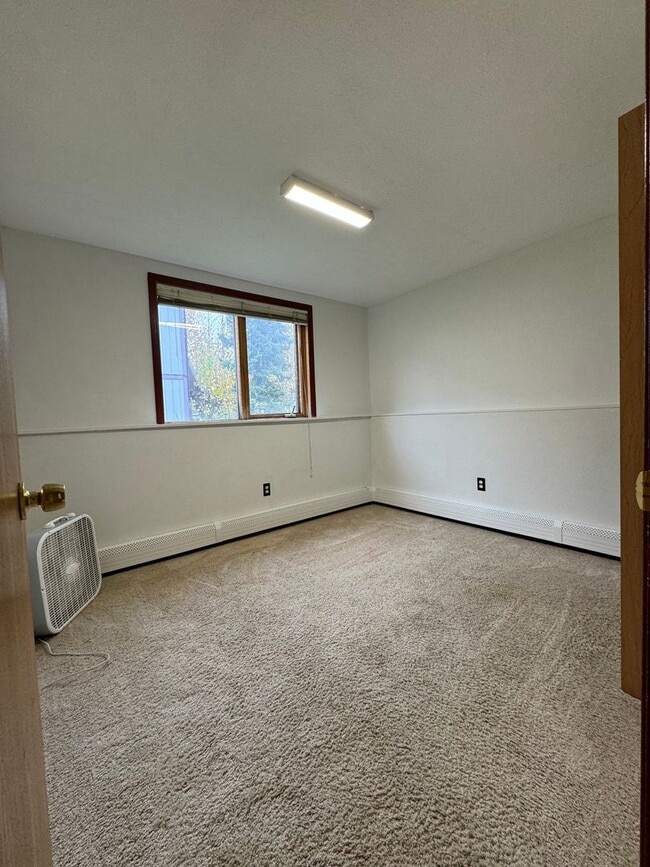 Building Photo - 3 Bedroom 1 -1/2 Bath Lower Apartment with a Shared Garage