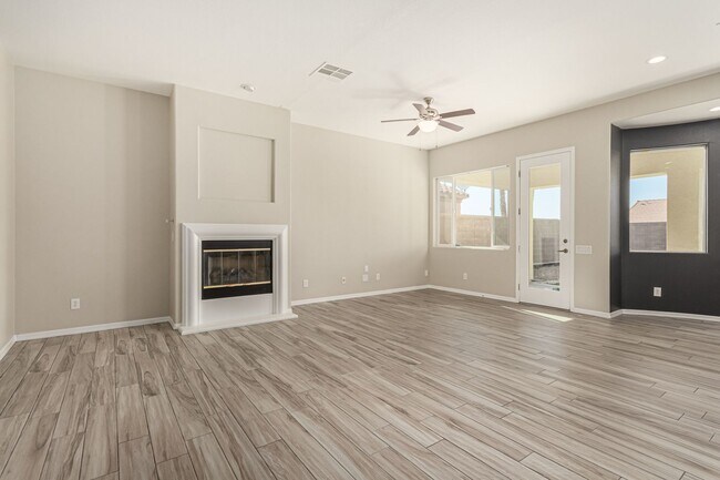 Building Photo - Anthem Highlands home with energy saving u...