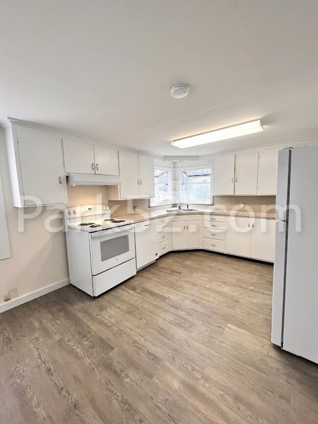 Building Photo - Small Pet Friendly - 2 Bedroom Single Fami...