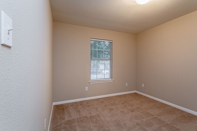 Building Photo - Charming 4-Bedroom, 2-Bath Home with Moder...
