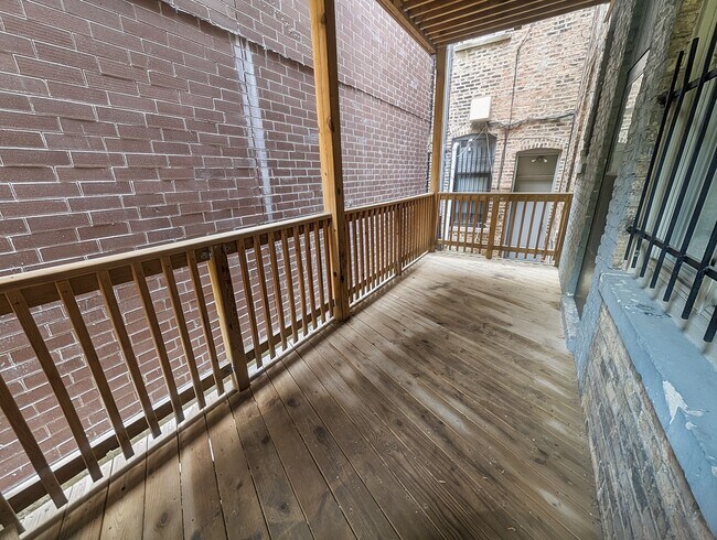 Building Photo - Large 2 BR/ 1 BA in Fantastic Wicker Park Location