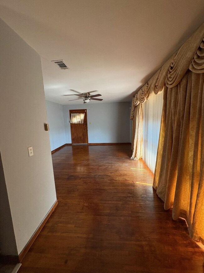 Building Photo - 3 Bedrooms and 1 Bathroom