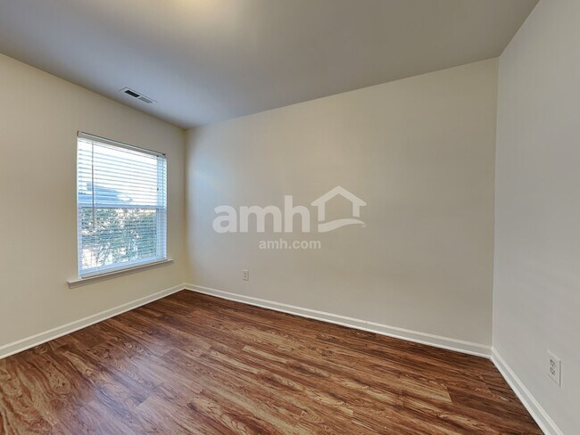 Building Photo - 204 Edgecroft Way