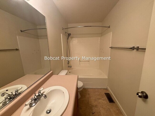 Building Photo - 217 Meadowood Ct