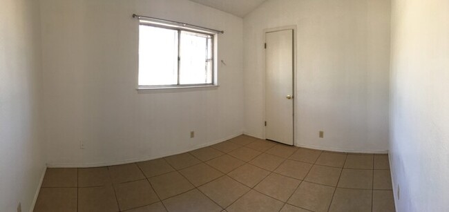 Building Photo - Home For Rent - Cozy Eastside Rental Home,...