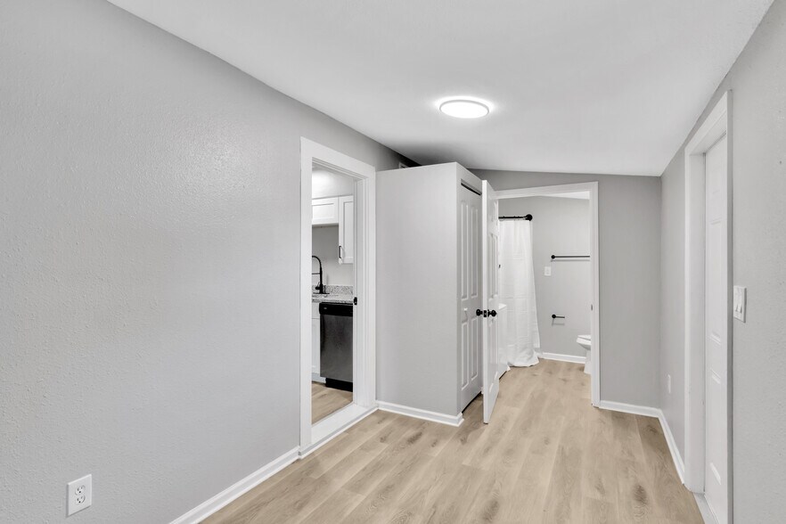 2nd Bedroom w/ En-suite bathroom - 1485 Hamlet Ave