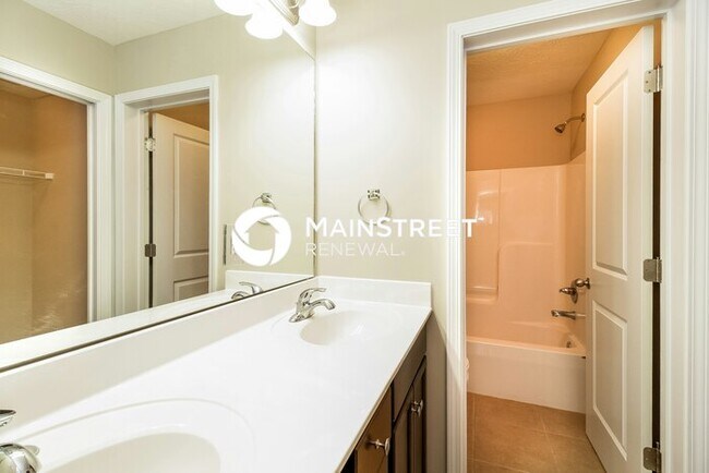 Building Photo - 4 Bedroom Pet-Friendly Home in Louisville, KY with Main Street Renewal