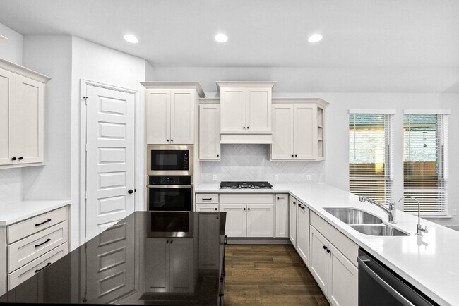 Building Photo - Elegant Home with Luxurious Features and R...