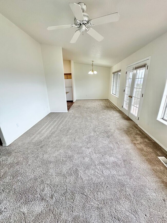 Building Photo - 4 bedrooms plus 2 additional areas. Price Reduced!!