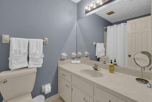 Building Photo - 6509 Enfield Mews