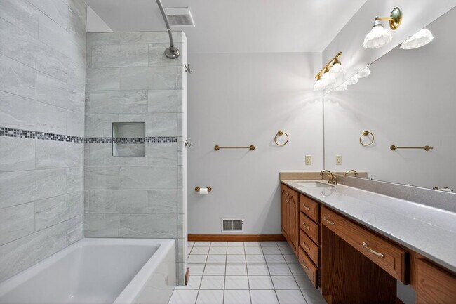 Building Photo - 3523 Hilltop Dr
