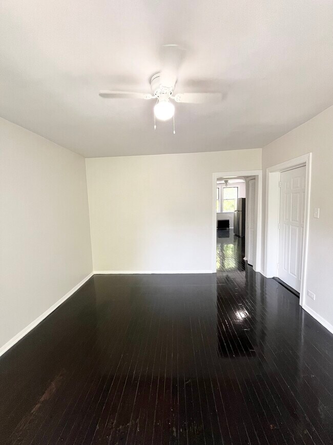 Building Photo - 948 N Kildare Ave