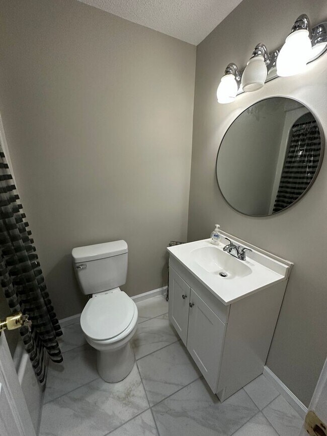 Building Photo - Waterfront Townhome