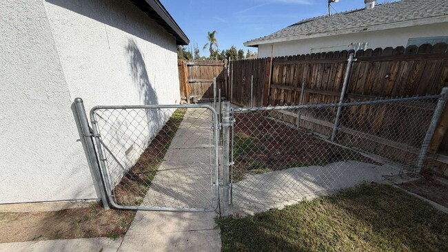 Building Photo - Beautiful Single-Story Home with Fireplace & Huge Backyard