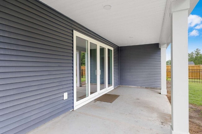 Building Photo - Spacious 4 Bedroom Home in Blake Farm