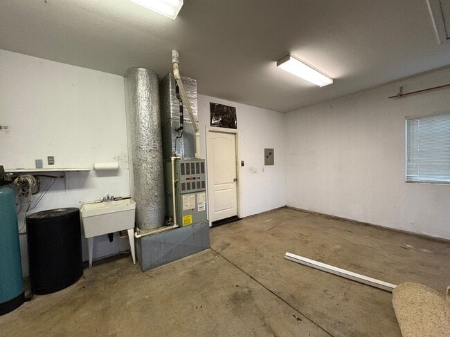 Building Photo - 3 Bedroom Home