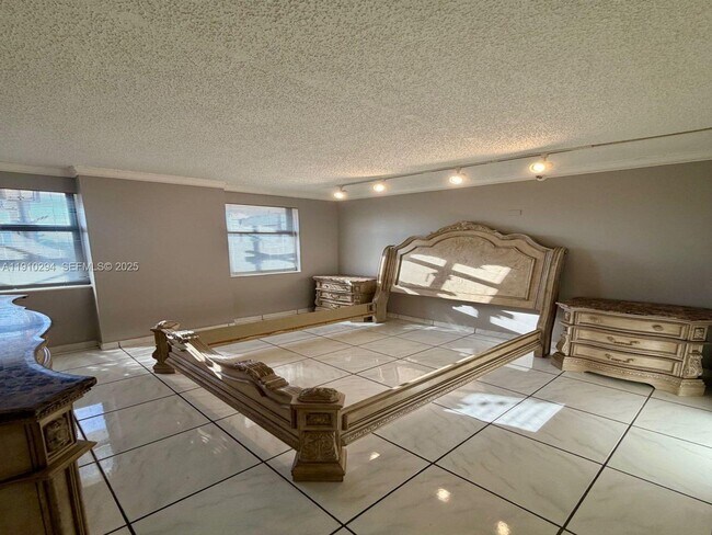 Building Photo - 6061 Collins Ave