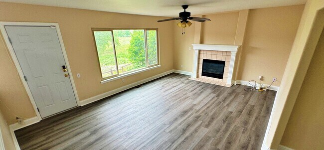 Building Photo - Welcome to this Fantastic 4 Bed 2.5 Bath i...