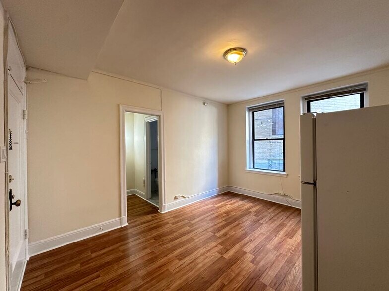 Building Photo - 3335 W Diversey Ave