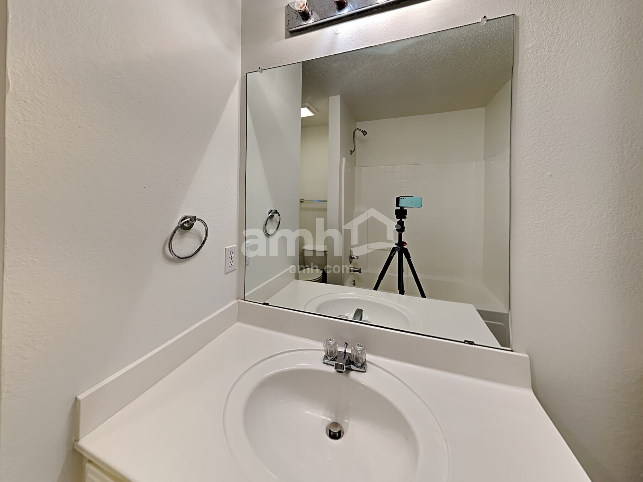 Building Photo - 8551 Western Meadows Dr