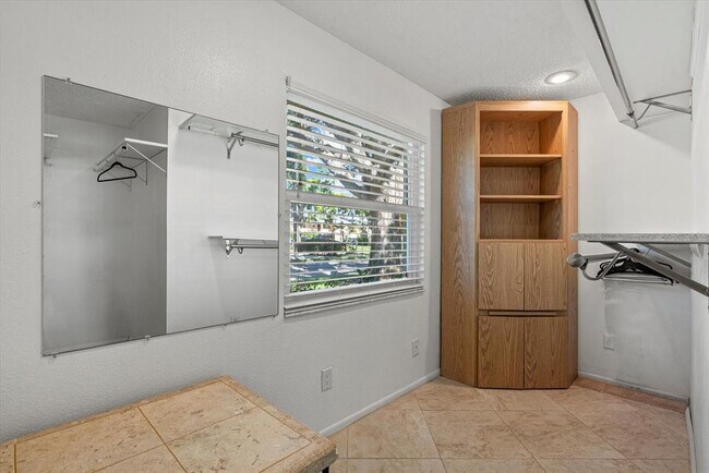 Building Photo - 6916 W Country Club Dr N