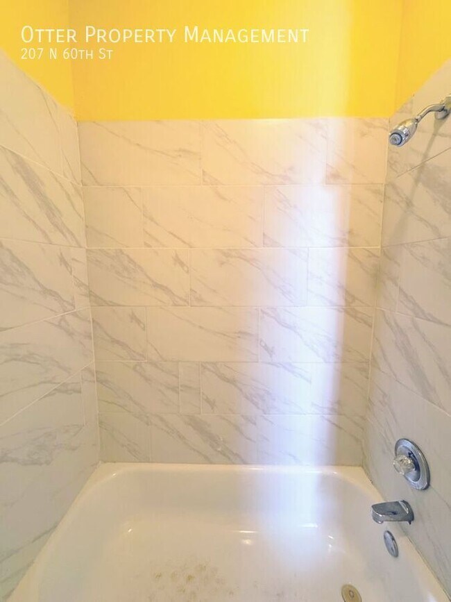 Building Photo - 207 N 60th St