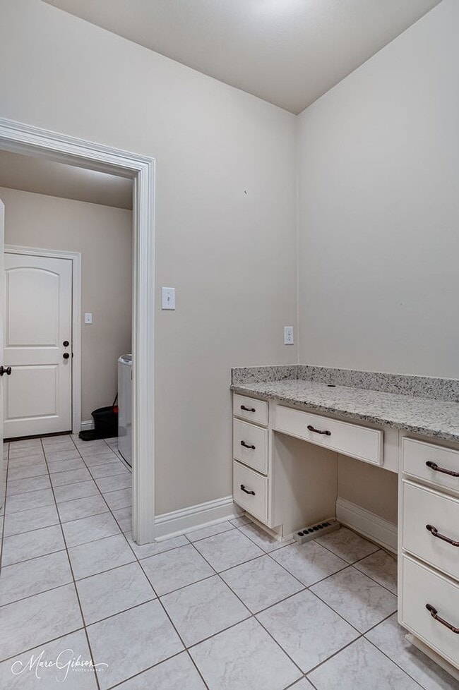 Building Photo - Fully Furnished: Lucien Fields South Shreveport