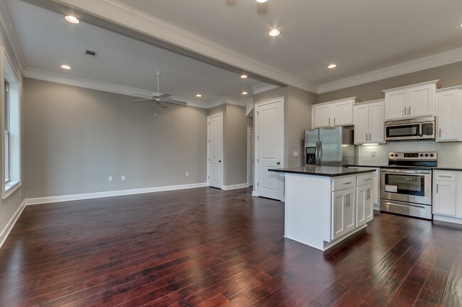 Spacious living area and natural light - 818 Columbiana Rd
