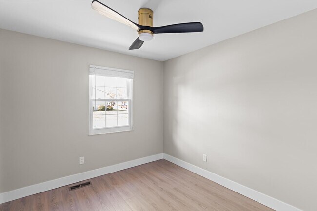 Building Photo - 2180 Glenoro Dr