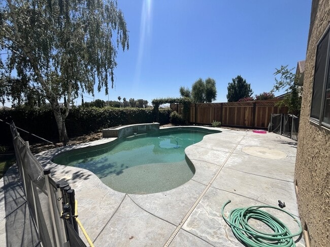 Building Photo - 511 Bluff Dr