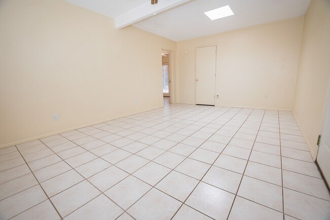 Building Photo - Spacious 3 Bedroom, 2 Bath Home with Updat...