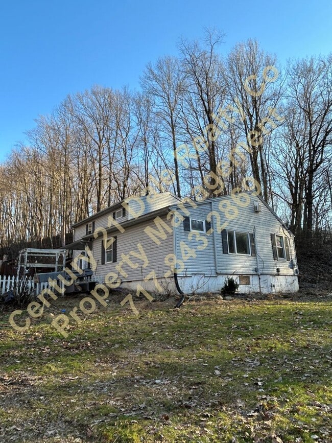 Building Photo - Large 3 Bedroom, 2 Bath Pet friendly home with off street parking and a 600sqft detached garage