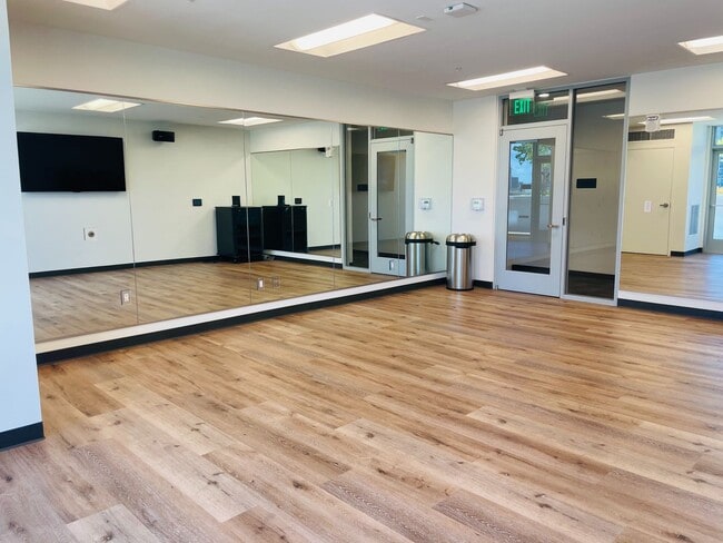 Building Photo - *PET FREINDLY* 3 Bedroom 2 Bathroom 1 Park...