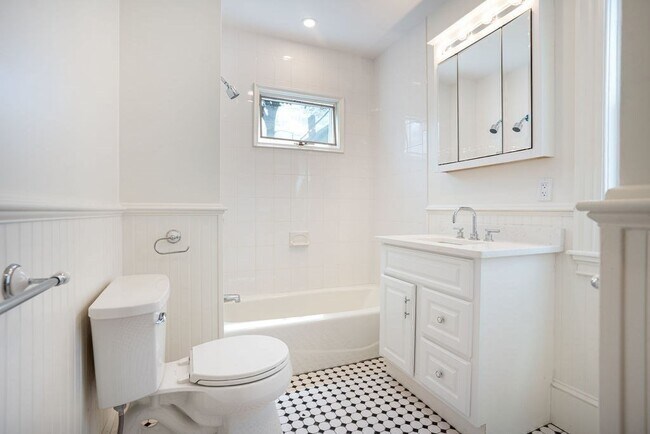 Building Photo - 55 Lyndhurst St