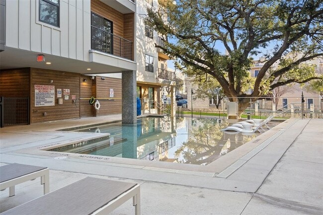 Building Photo - 2500 Longview St