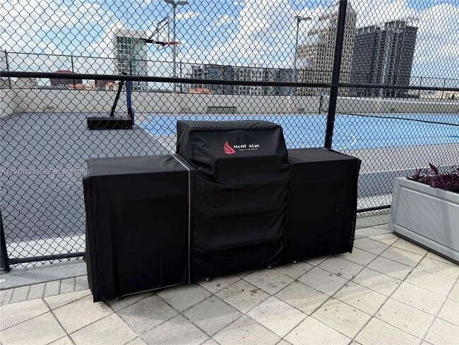 Building Photo - 150 E Robinson St