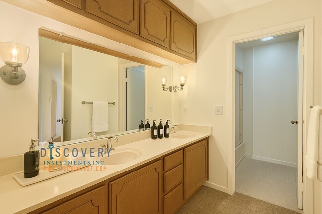 Building Photo - Lake Merritt Condominium 2 Bedroom, 2 Bath...