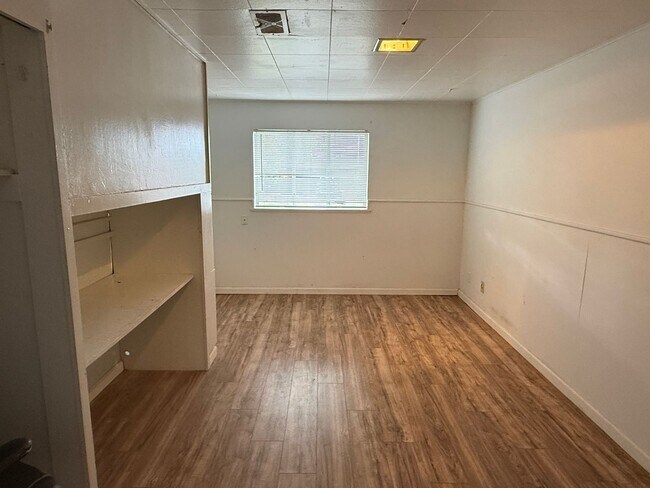 Building Photo - 5 Bedroom Home; Millcreek; 2800 sq ft; Large Fenced Yard