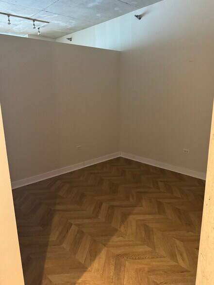 Building Photo - 720 N Larrabee St