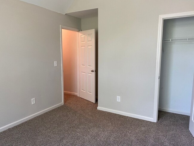 Building Photo - Updated 4 Bed/2.5 Bath in Great Swim/Tenni...