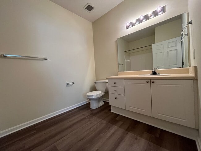 Building Photo - Spacious 2/2 Apartment Ready For Move In Now!