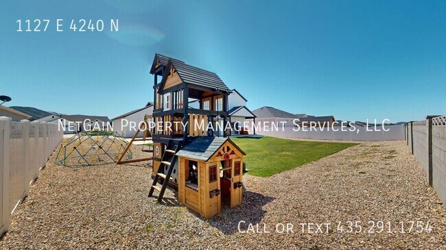 Building Photo - 1127 4240 N