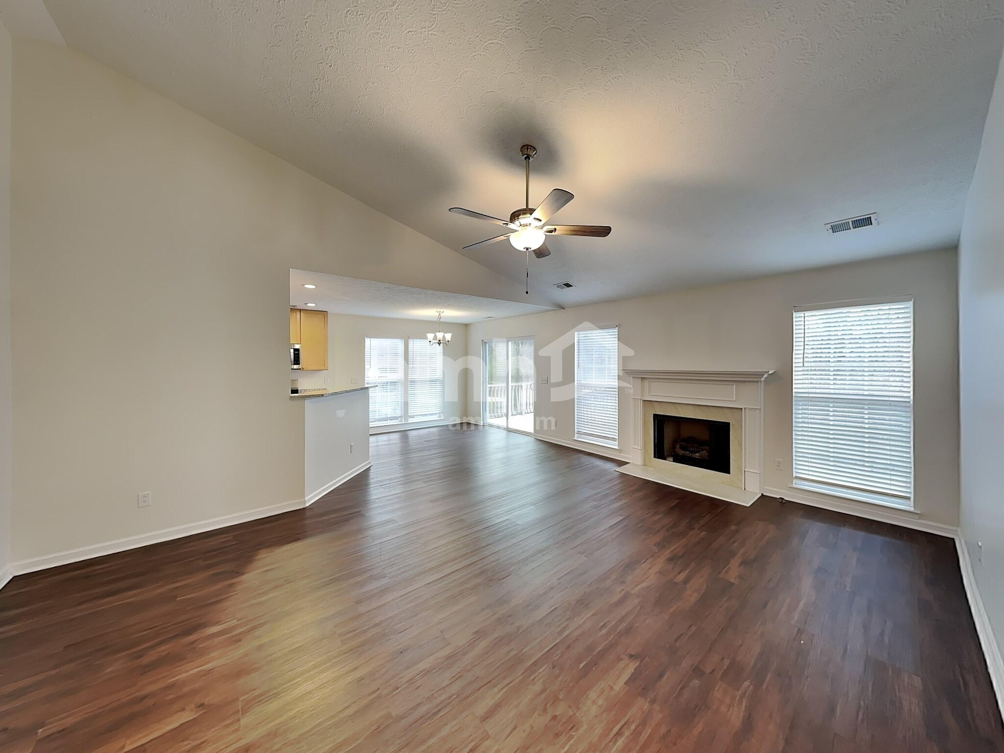 Building Photo - 419 Creekside Ln