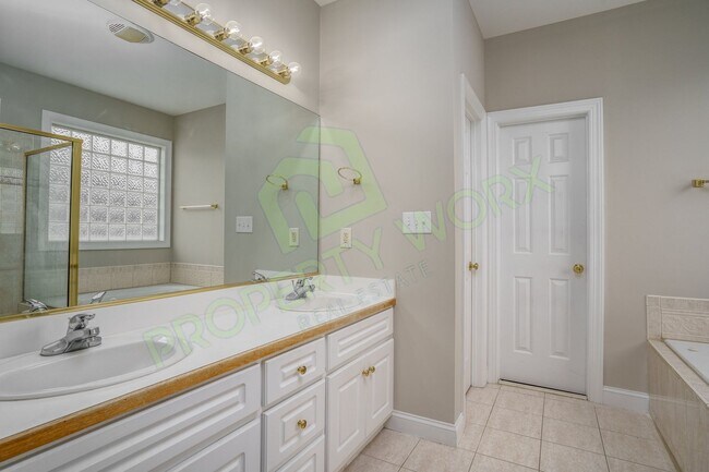 Building Photo - Executive Style Rental in Red Oak