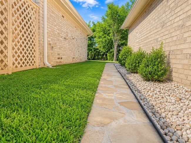 Building Photo - 17510 Lobo Trail