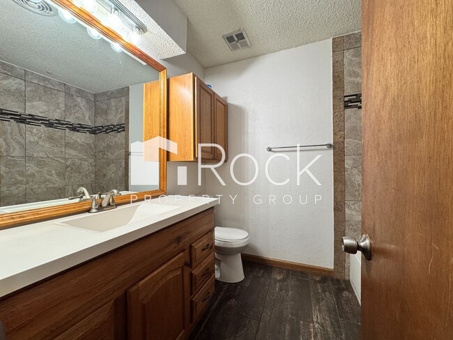 Building Photo - 3 Bedroom, 2 bath, 2 car garage home avail...