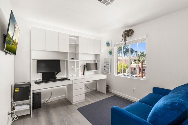 Building Photo - Beautifully Updated 3 Bedroom Southeast Ve...