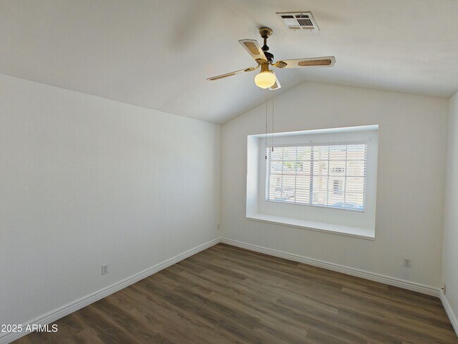 Building Photo - 1121 W Manor St