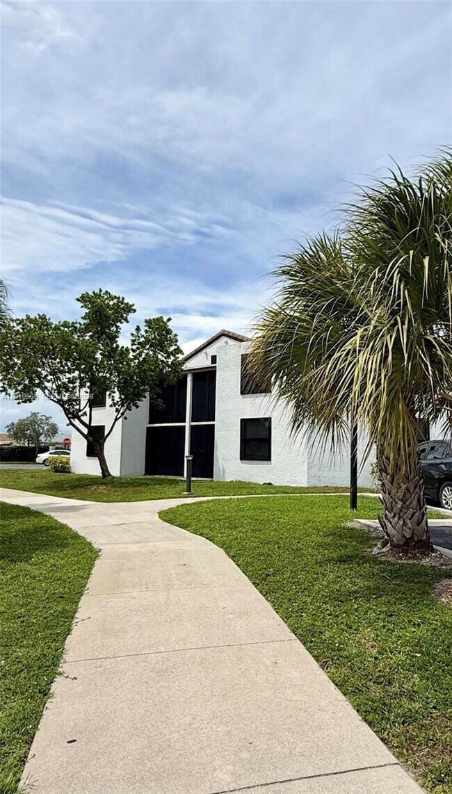 Building Photo - 216 Lake Pointe Dr
